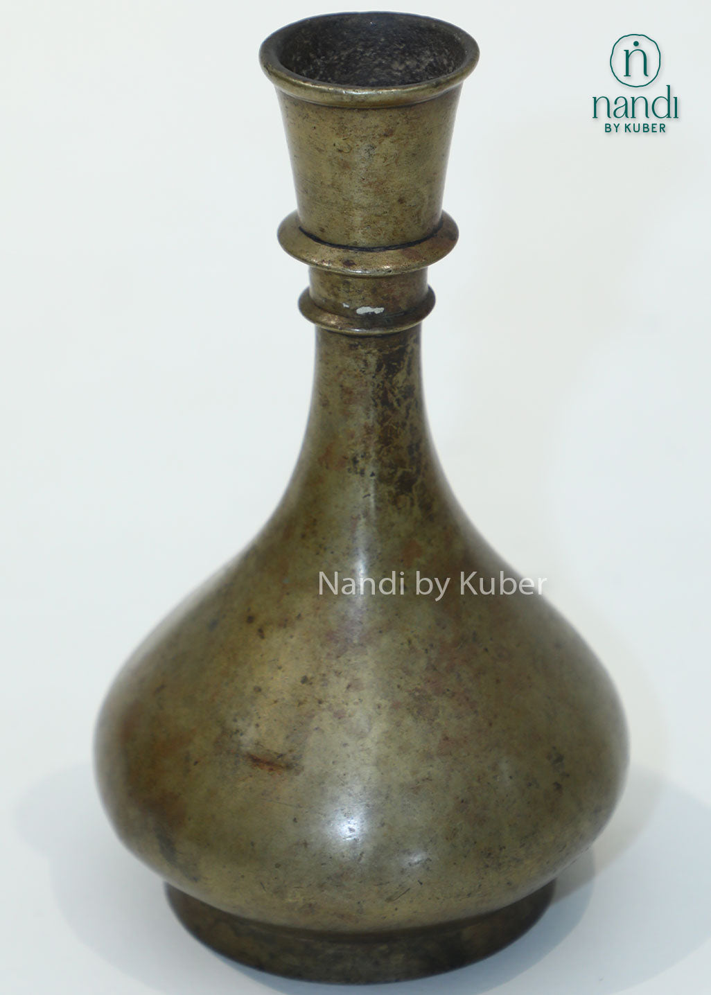 Antique brass surahi vase, traditional Indian metal flower vase for home décor, tabletop styling, vintage interiors, floral arrangements, decorative accents, and heritage-inspired gifting.